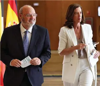  ?? ?? José María Méndez, director general de la Ceca, y Alejandra Kindelán, presidenta de la AEB.