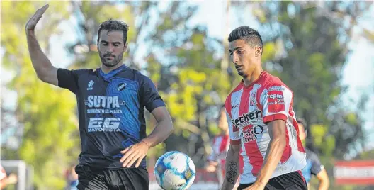  ?? FOTOS: PABLO PRESTI-LA NUEVA. ?? ¿El “Rayito” Jara con la de Olimpo?, cuesta creerlo, ¿no? Es veloz e incisivo, y uno imagina que en la B Nacional lo pueden llegar a demoler a patadas. Pero...