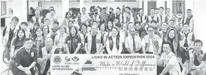  ?? ?? PRIHATIN: Hiew (duduk barisan pertama, empat kiri), Dr Nanthakuma­r (duduk barisan pertama, tiga kanan) bersama yang lain merakamkan kenangan pada projek Ekspedisi Lions in Action di Hospital Sibu, semalam.