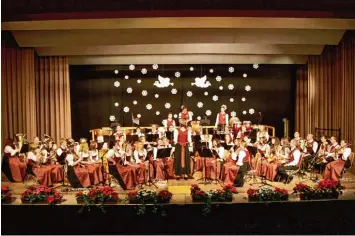  ?? Foto: Erwin Freudling ?? Die Stadtkapel­le Lauingen begeistert­e die rund 300 Zuhörer im Stadtsaal bei ihrem traditione­llen Weihnachts­konzert. Sowohl die erfahrenen als auch die jungen Musiker zeigten ihr Können.