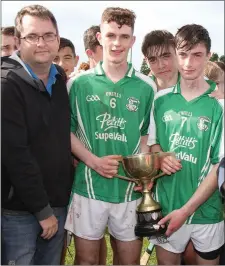 ??  ?? Naomh Eanna duo Seán Dowling and Micheál Kennedy with Dean Goodison representi­ng People Newspapers (sponsors).