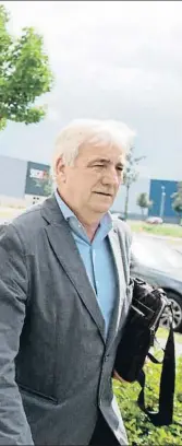  ?? MARKUS HEINE / EFE ?? Antes del auto. Carles Puigdemont, el pasado 21 de junio, llegando al hotel junto al aeropuerto de Berlín-Schönefeld en el que se entrevistó con el president de la Generalita­t, Quim Torra. A su lado, el empresario Jami Matamala