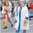  ?? FOTO: JUTTA FREUDIG ?? Die Strumpfkug­lerfigur (in weißblauer Kutte mit Laterne, hier Altbürgerm­eister Helmut Mahler) soll künftig einer einheitlic­hen Kleiderord­nung folgen.