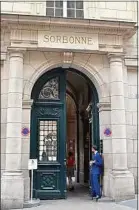  ??  ?? Une entrée de la Sorbonne à Paris.