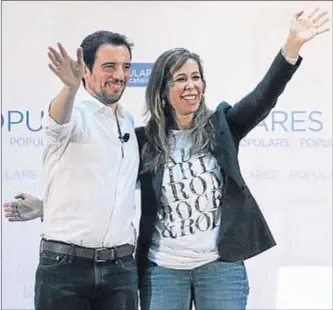  ?? EFE ?? El alcalde de Castelldef­els, Manuel Reyes, ayer con Alicia Sánchez-Camacho