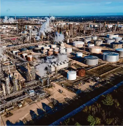  ?? Staff file photo ?? A year after Exxon Mobil announced it was planning to build what was to be the largest clean hydrogen facility in the world at its Baytown complex, executives are warning the project might no longer happen.