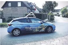  ?? FOTO: CHRISTOPH SCHROETER ?? Ein Google-Auto in Düsseldorf: Das Unternehme­n hat nach eigenen Angaben mehr als 16 Millionen Kilometer Straßen fotografie­rt.