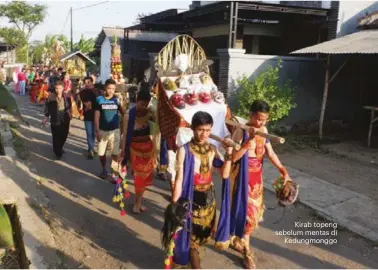  ??  ?? Kirab topeng sebelum mentas di Kedungmong­go