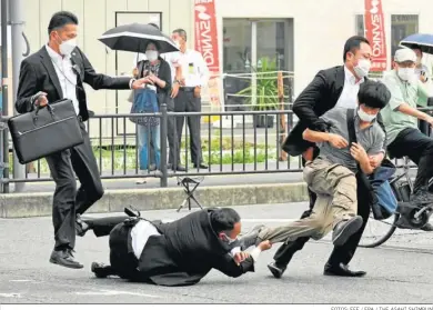  ?? FOTOS: EFE / EPA / THE ASAHI SHIMBUN ?? Personal de seguridad de Shinzo Abe detienen al sospechoso de haberlo asesinado.