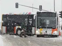  ??  ?? Beim Abbiegen in den Boulevard Kockelsche­uer in Luxemburg-stadt erfasste ein Bus seitlich eine Straßenamp­el.