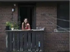  ?? MELISSA RENWICK PHOTOS/TORONTO STAR ?? Fences make good neighbours, the saying goes, but for Mandy Pipher, left, and young sisters Imogen and Fiona, a clotheslin­e is even better.