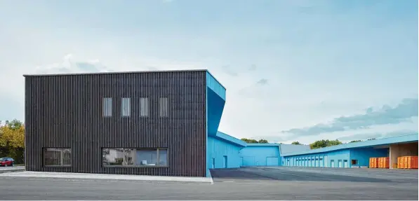  ?? Foto: Jens Weber ?? Das neue Straßenrei­nigungs und Wertstoffd­epot in Augsburgs Norden ist um einen großen Innenhof herum angelegt. Der Neubau steht auf der Shortlist des renommiert­en Deutschen Architektu­rpreises, den das Deut sche Architektu­rmuseum in Frankfurt vergibt.