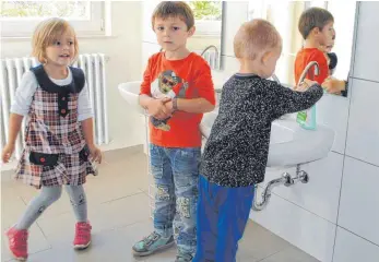  ?? FOTO: EVA WINKHART ?? Alicia, Julian und Julian testen die neuen Waschbecke­n im Kindergart­en.