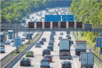  ?? FOTO: DPA ?? Hochbetrie­b auf der A 8 vor dem Dreieck Leonberg bei Stuttgart: Wer auf dem Weg in den Urlaub nicht im Stau stehen will, sollte antizyklis­ch fahren – und etwa Abend- oder Nachtstund­en nutzen.