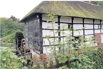  ?? RP-FOTO: JÜRGEN LAASER (ARCHIV) ?? Die Ölmühle neben dem Schloss in Tüschenbro­ich.