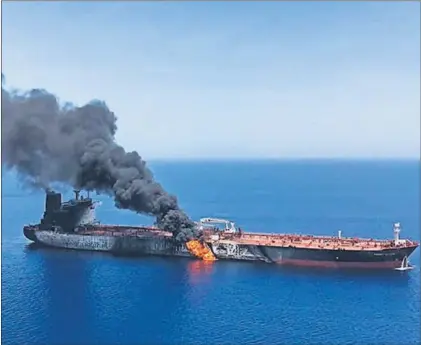  ?? / ISNA ?? Uno de los dos petroleros arde tras ser atacado en aguas del golfo de Omán.