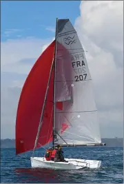  ??  ?? Ceux qui ont navigué en 49er ne seront pas dépaysés : le gréement est identique.