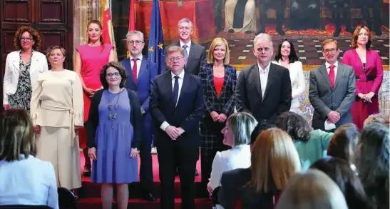  ?? LA RAZÓN ?? Primera foto de familia de los nuevos miembros del Gobierno valenciano