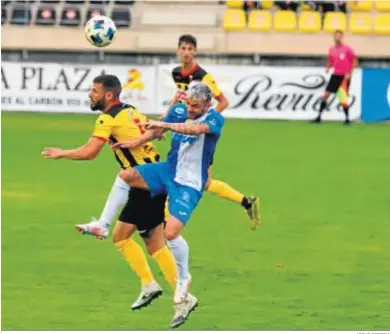  ?? JOSUÉ CORREA ?? Pato salta con un jugador aurinegro para intentar ganar un balón aéreo.