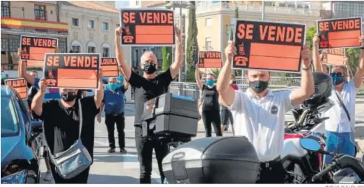  ?? MARCIAL GUILLÉN / EFE ?? Hosteleros de Totana cortaron ayer la plaza del Ayuntamien­to para protestar por el retroceso del municipio murciano a la fase 1.