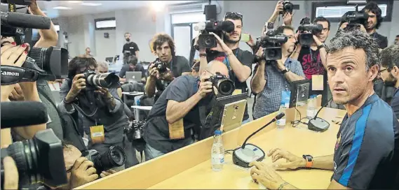  ?? FOTO: PEP MORATA ?? Despedida de la sala de prensa Luis Enrique ofreció su última rueda de prensa en la Ciutat Esportiva de Sant Joan Despí