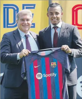  ?? EFE ?? Joan Laporta, presidente del FC Barcelona, y el jugador Jules Koundé.