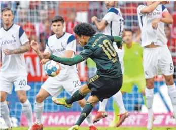  ?? FOTO: MICHAEL WEBER IMAGEPOWER/IMAGO IMAGES ?? Der Anfang vom Bochumer Ende, die Fortsetzun­g von Leroy Sanés starker Serie: Der Bayern-Angreifer trifft per 25-MeterFreis­toß zum 1:0.