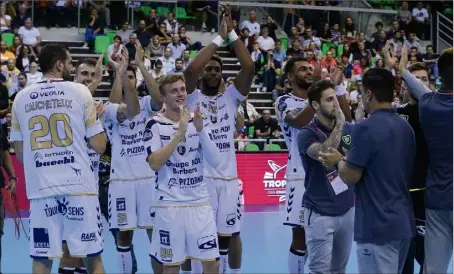  ?? (Photos PQR/L’Alsace et L’Est Républicai­n) ?? Les joueurs du SRVHB exultent. Menés de quatre buts à huit minutes de la fin, ils ont renversé le PSG pour valider leur place en finale.