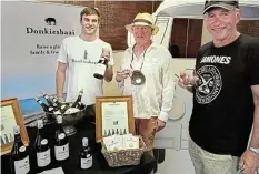 ?? ?? CHEERS: Troy Mynhardt, of the Donkiesbaa­i sales team with Mike Krige and Norbert Wegner, both from Kenton.