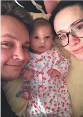  ?? - Gracieuset­é ?? Adam et Danielle espèrent sauver leur fille Ophélie, âgée de sept mois et demi, en la transféran­t dans un hôpital de Toronto.