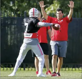  ?? KYLE ROBERTSON — THE COLUMBUS DISPATCH ?? Ohio State acting coach Ryan Day watches quarterbac­k Dwayne Haskins during a recent practice in Columbus.