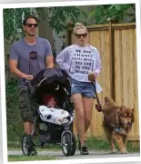  ??  ?? Amanda con il marito, l’attore Thomas Sadoski (42), la loro bambina di 1 anno e mezzo e l’inseparabi­le cane Finn.
