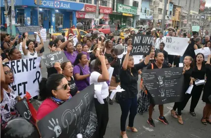  ??  ?? MARCHA. Esmeraldeñ­os se reunieron para apoyar a las mujeres que han perdido su voz, así como a quienes todavía callan.