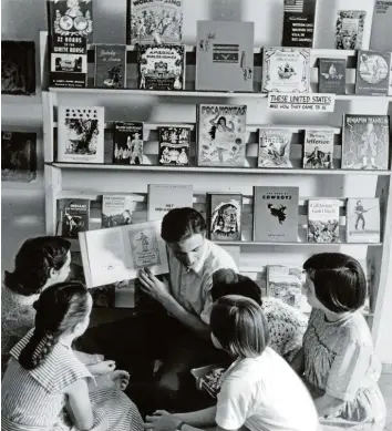  ?? Foto: Löffler/IJB ?? Bücher aus vielen Ländern der Welt standen in den Regalen der Internatio­nalen Jugendbibl­iothek, als diese vor 70 Jahren in München eröffnete.