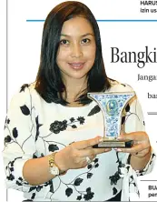  ?? PUJI TYASARI/JAWA POS ?? BUAH PRESTASI: Ayu Kyla Amanta Ardiva menunjukka­n penghargaa­n Wanita Inspirasi Jalasenast­ri 2014.