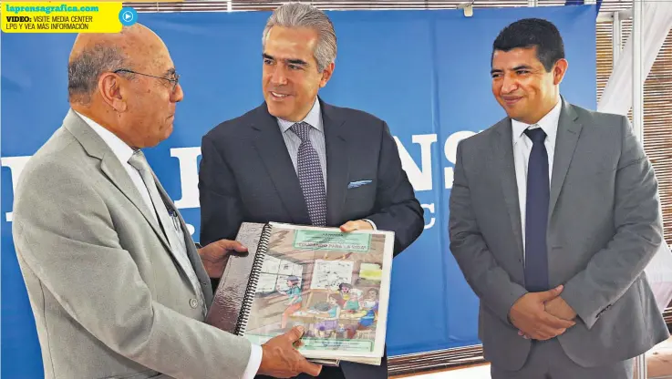  ??  ?? Donativo significat­ivo. Carlos Canjura, ministro de Educación, y el viceminist­ro, Francisco Castaneda, reciben del presidente y director general de LA PRENSA GRÁFICA, José Roberto Dutriz, una muestra de los fascículos.