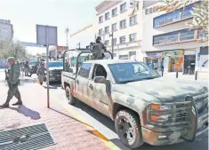  ??  ?? En Chihuahua las fuerzas federales realizan patrullaje­s, instalan puestos de revisión, apoyan a autoridade­s civiles y erradican cultivos de enervantes.