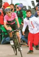  ?? CYCLING NEWS ?? BERBAHAGIA: Simon Yates sukses memenangi etape 9 Giro d’Italia 2018.