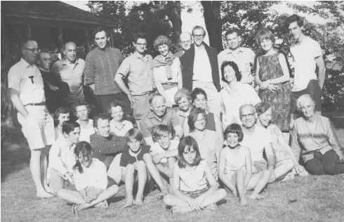  ??  ?? Participan­ts in the 1965 Grindstone Experiment gather on the island for a group photograph.