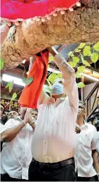 ?? Pic by Indika Handuwala ?? The Prime Minister is seen taking part at a religious event at Colombo's Gangaramay­a temple.