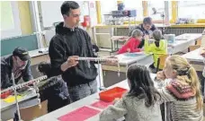  ?? FOTO: REALSCHULE SPAICHINGE­N ?? Spannende Experiment­e warteten beim Schnuppern­achmittag auf die Schüler.