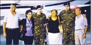  ??  ?? Angelos Mitretodis (left) and Dimitris Kouklatzis are welcomed at Thessaloni­ki airport on Wednesday