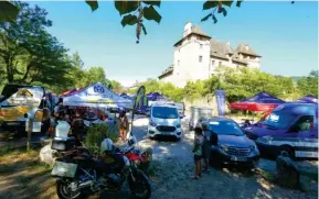  ??  ?? Le paddock Élite à Entraygues, à deux pas des rives du Lot et face au château. Classe cette classique !