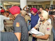  ?? ?? Navjot Singh Sidhu surrenders in court