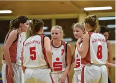  ?? Archivfoto: Jochen Aumann ?? Die Nördlinger Basketball­erinnen um Fanny Szittya (Mitte) haben einen möglichen Sieg im entscheide­nden Spielabsch­nitt verschenkt.