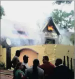  ?? PICTURE: ANA ?? UP IN SMOKE: A group of people stand outside a burning house in Pretoria West.