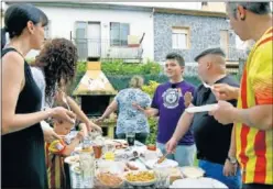  ??  ?? EXPERIENCI­A. La familia de Toñín come con sus ‘nuevos amigos’.