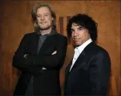  ?? CHRIS PIZZELLO — THE ASSOCIATED PRESS FILE ?? Daryl Hall, left, and John Oates, recipients of BMI Icons awards, pose together before the 56th annual BMI Pop Awards in Beverly Hills on May 20, 2008.