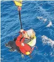  ?? FOTO: AFP ?? Susie Goodall wird mit einer Seilwinde an Bord des Frachters gezogen.