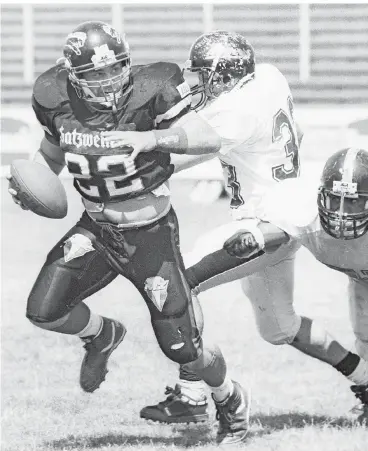  ?? FOTO: HORSTMÜLLE­R ?? Panther-Spieler Francesco Mavaro schüttelt im Juli 1994 seine Verfolger der Berlin Rebels ab.